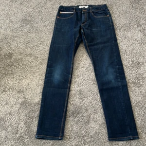 Mörkblå jeans - Mörkblå denimjeans, Detroit, stretch. Mycket gott skick.