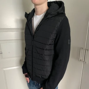 J.Lindeberg cardigan  - Säljer en väldigt snygg J.Lindeberg cardigan! Storlek L men sitter mer som M!  Skriv om du har frågor! 