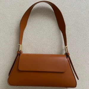 Handväska/ axelväska - Helt ny, använd ca 2 gånger. Brun/orange i färgen