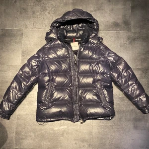 Moncler Maya - Säljer en fin Moncler Maya jacka i väldigt bra skick. Storlek 6, motsvarar XL/L. Kvitto finns! Pris kan diskuteras vid snabb affär. 