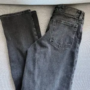 Ett par svarta/mörkgråa jeans. De är mid waist och köpta på monki. De passar tyvär mig inte längre. Det står inte vilken storlek de är men skulle chansa på 32💞