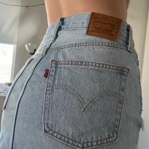 Jeans kjol - Super snygg jeans kjol från Levis i storlek 27💙 Super bra skick 