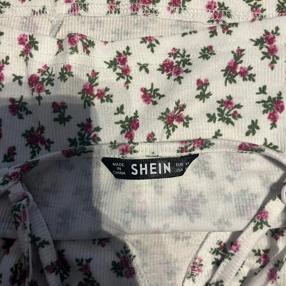 Super söt cropped linne från shein!! Aldrig använd💗 perfekt till sommaren!. Toppar.