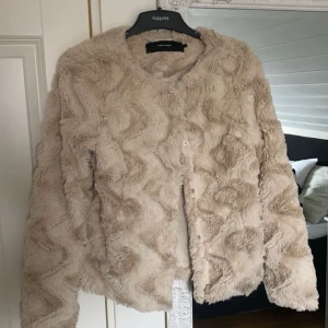 Jacka i fejkpäls - Superfin och skön jacka från Vero Moda. Använd fåtalet gånger. Storlek M.