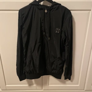 Philipp plein jacka - Tja! hittade denna jackan som legat ett tag i garderoben men tänker att det är dags att sälja. Den är i storlek M och blev köpt för några år sedan. Jag glömde dock bort att jag hade den så den är knappt använd.