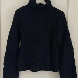 Stickad tröja st xs - Stickad tröja i storlek xs från Bik bok. Använd endast ett fåtal gånger. Säljer då jag inte använder den. Köpte den för 499 kr.