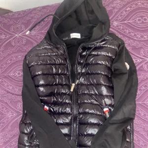 Moncler cardigan  - Säljer min Moncler cardigan. Har växt ur den. Riktigt bra jacka för våren och sommaren. Pris kan diskuteras vid snabbköp 