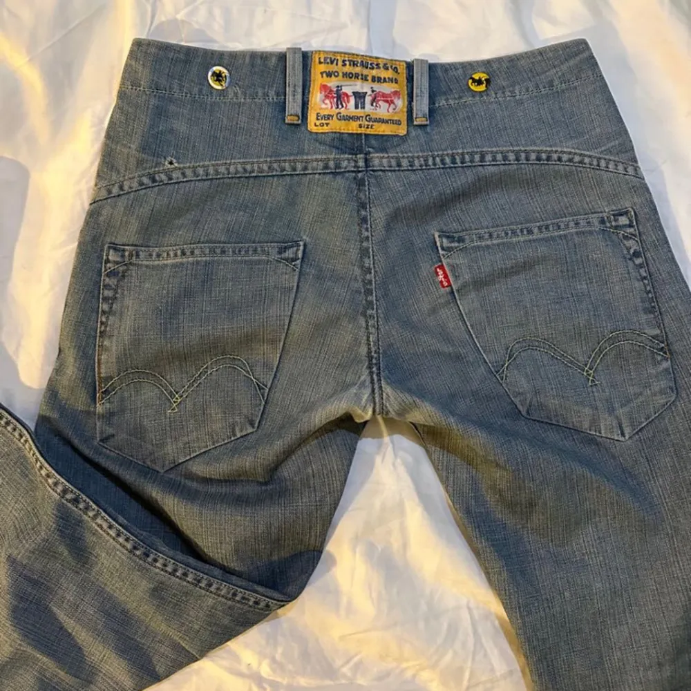 Ett par lågmidjade levi’s jeans från en vintage butik i Barcelona 💗midjemått: 39cm   Innerbenslängd: 82cm. Jeans & Byxor.