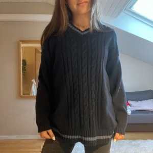 Grandpa sweater - En mörkblå stickad tröja med ljusblåa kanter som var en av mina favoriter men som inte används längre. Så mysig och söt❣️