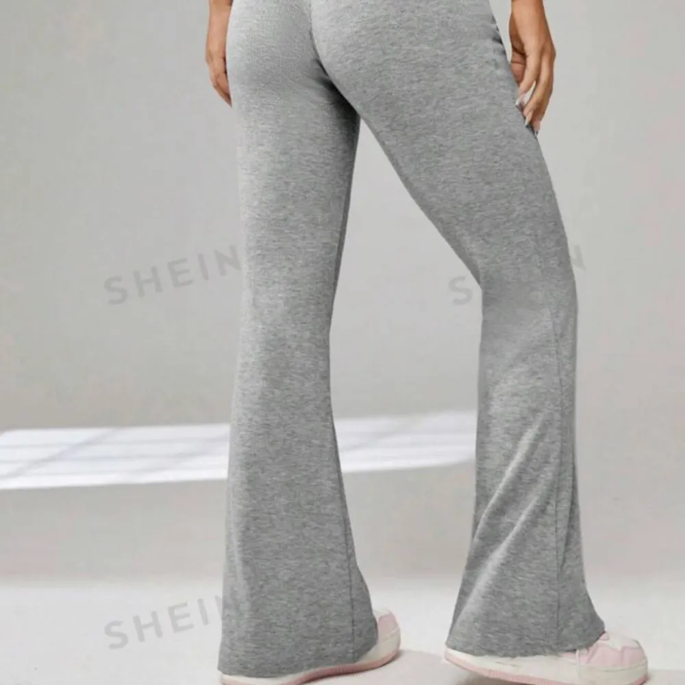 Yogabyxor från SHEIN🫶 i storlek S och köpta för 150kr! Säljer dem för 80kr, inte använda mycket💗. Jeans & Byxor.