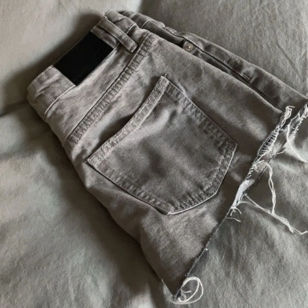Jeans shorts från lager 157. Endast testade en gång. Köpte dom men tyckte dom var lite för stora så därför säljer jag dom. Inga defekter väldigt fina och basic gråa jeans shorts. Köpta för ca 250.. Shorts.