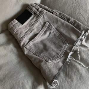 Jeans shorts från lager 157. Endast testade en gång. Köpte dom men tyckte dom var lite för stora så därför säljer jag dom. Inga defekter väldigt fina och basic gråa jeans shorts. Köpta för ca 250.