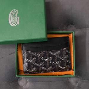 En Goyard Korthållare/Cardholder, Nyskick, Sulpice Black Colorway. Riktigt bra material  1:1