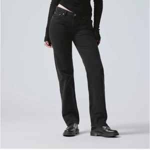Weekday arrow low straight jeans - Weekday jeans, low waist, straight leg, färg tuned black. Storlek 26/34. Endast provade. Jättefint skick. Bra pris vid snabb affär. Köpare betalar frakt eller möts upp i Västerås.