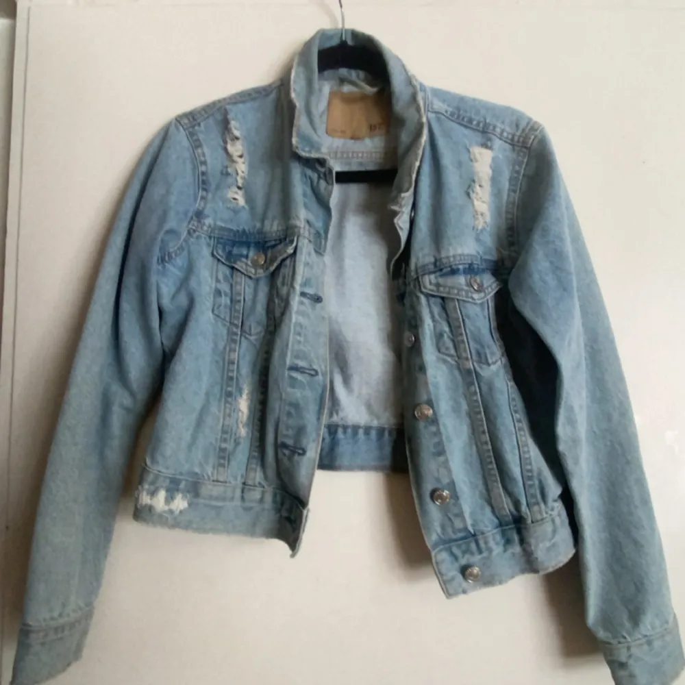 En fin jeans jacka som jag inte använder längre✨ Ljus i färgen och man kan stänga den. Jag kan skicka fler bilder om någon är intresserad!. Jackor.