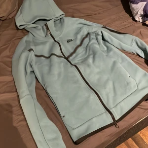 Nike tech - Perfekt skick, använt max 5 gånger och inga fläckar, hål eller nåt sånt, turkos färgad