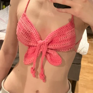 Y2k rosa virkad fjärilstopp  - Söt rosa virkad fjärilstopp :) ej använd, går att justera i ryggen