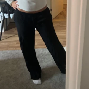 svarta linnebyxor - fina svarta linnebyxor från ginatricot!! fint skick💞💞