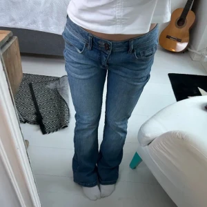 Ett par jätte fina lågmidjade jeans  - Dem här jeansen är super fina och är perfekta till våren. Jag köpte dem på Plick men dev var för stora och ni har intresse hör av er så kan jag ge mått men annars jätte fina. Och mycket bra skick