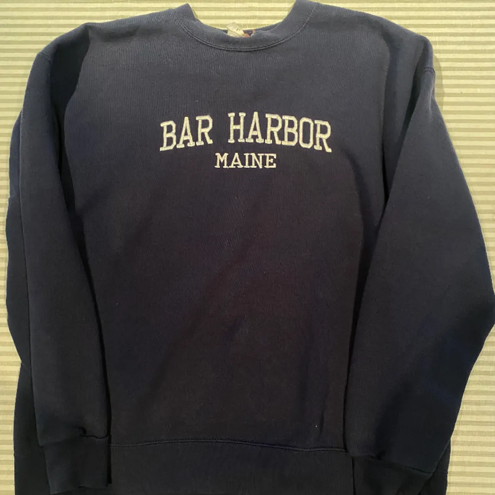 Vintage mörkblå sweatshirt med märknig Bar Harbor Maine. Min brors gamla tröja, skriv om du har några frågor. Hoodies.