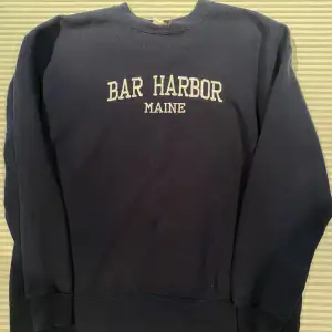 Vintage mörkblå sweatshirt med märknig Bar Harbor Maine. Min brors gamla tröja, skriv om du har några frågor