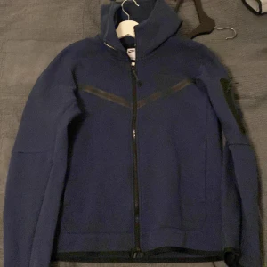 Nike tech - Nike tech i topp skick. Knappt andvänd för att jag fick den i julklapp och är inte riktigt min stil