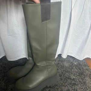 Zara stövlar  - Gröna stövlar från zara i storlek 37, är i bra skick! Säljer pga att jag inte använder 