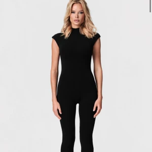 Boddsy jumpsuit helt oanvänd med tagen på - Hej! Säljer en helt ny OANVÄND jumpsuit från boddsy, då jag inte hann skicka tillbaka den under returtiden. Prislappen sitter kvar på plagget.   Otroligt snygg och elegant, stretchigt tyg. 