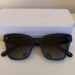 Chimis i 07 blå - Säljer jättefina chimis i modell 07 i mörkblå färg.   Modellen är lik 04 som är mycket populär. I mycket fint skick! Original pris 1250kr använt fåtal gånger! Pris kan diskuteras 