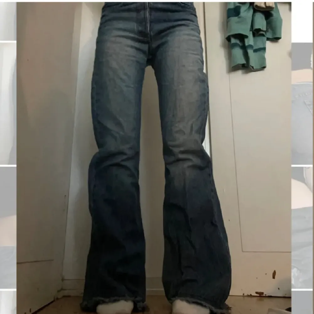 Såååå snygga lågmidjade jeans som är avklippta högst upp. De har så smickrande passform och passar till allt. . Jeans & Byxor.