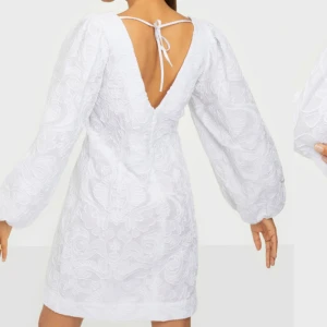 Samsøe studentklänning  - Säljer min fina studentklänning i modellen anai från Samsøe. Den är helt fläckfri och ser ut som ny. Den är i storlek large men är insydd hos sömmerska så passar någon som är M. Jag är 180 cm i referens. Nypris var 1700 kr. 