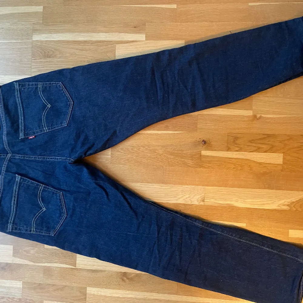 Säljer mina blåa Levis jeans, storlek 31/30, använd ett fåtal gånger därför är skicket 9/10🏖️ Kom privat för mer info!. Jeans & Byxor.