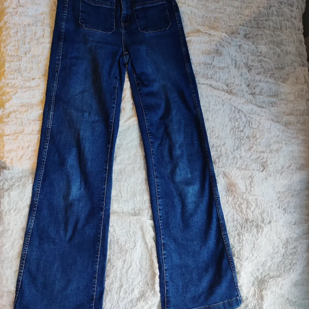 Högmidjade jeans med fickor fram och baktill från KappAhl i storlek 34. Oanvänt skick. Stretchig material och straight passform. 😍. Jeans & Byxor.
