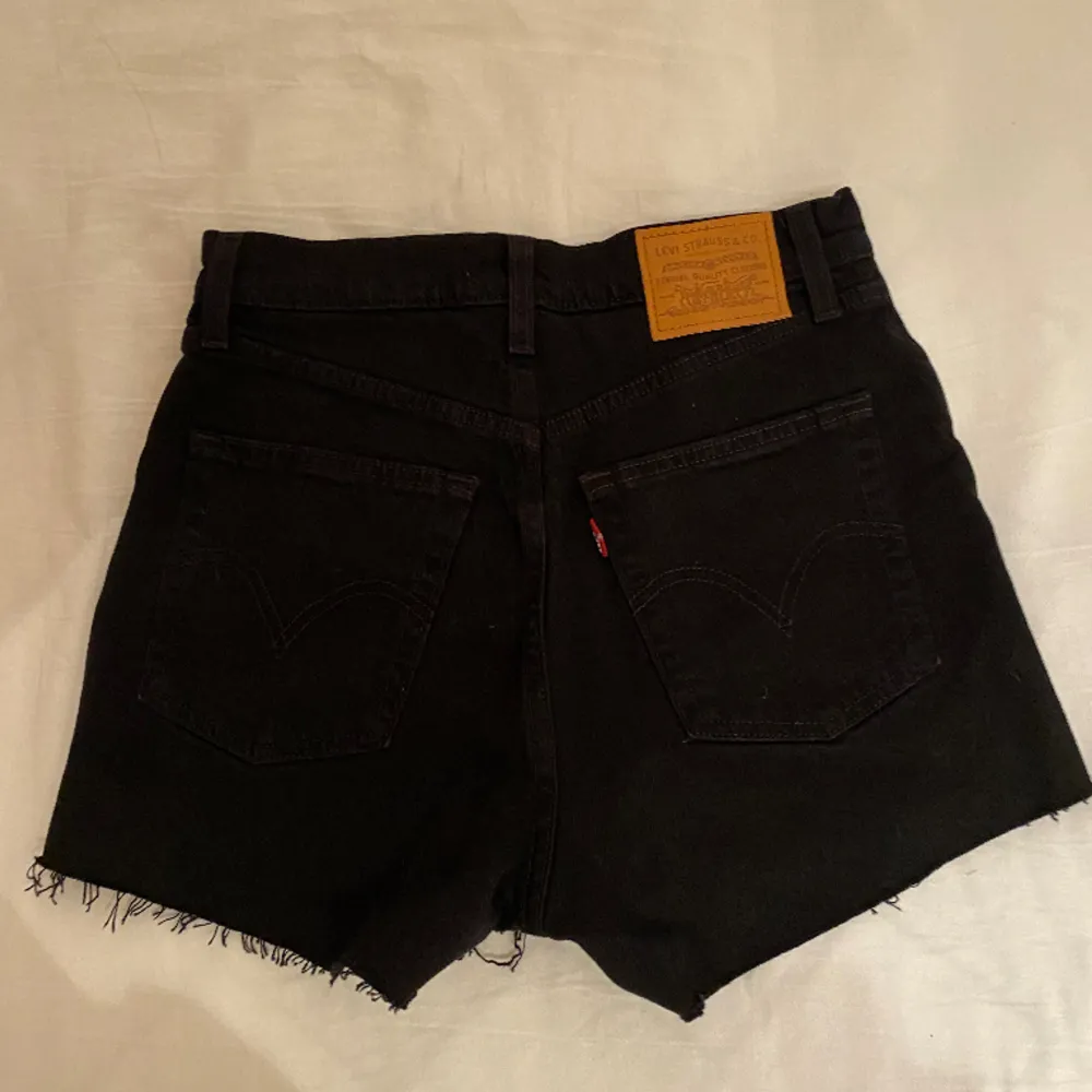 Helt oanvända, jättefina svarta jeansshorts i modellen ”ribcage”, perfekta nu till sommaren💕💕. Shorts.