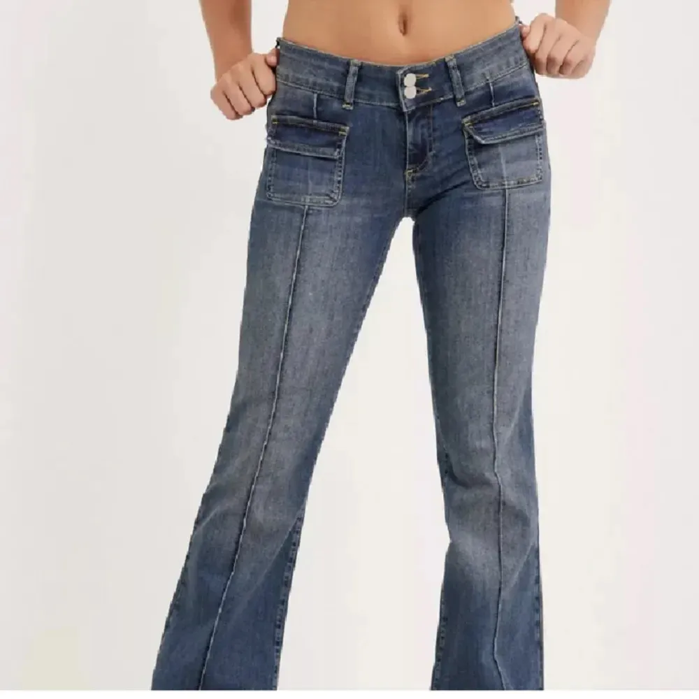 Slutsålda jeans från NELLY i strlk 42 men passar mig som vanligtvis har 38-40💗 Dock lite korta på mig som är 179💗 Nypris 699 säljer för 400. Jeans & Byxor.