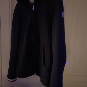 Moncler Zip Hoodie Mörkblå - Säljer då den inte kommer till användning längre. Pris kan diskuteras vid snabb affär. Cond- 9/10 Kom DM för fler bilder och ytterligare frågor BYTEN TAS EMOT