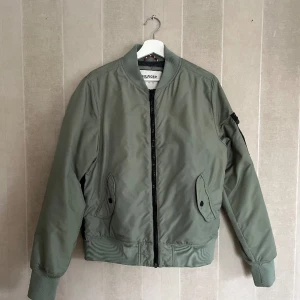 Tommy Hilfiger bomber jacka  - Tommy Hilfiger bomber jacka i bra skick.  Finns ett litet märke på vänstra armen (se sista bilden) Storlek medium