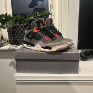 Jordan 4 retro - Jordan 4 dark grey infrared Str 44  Helt okej skick med lite fläckar på tårna och med lite färglossnad på vissa ställen. Priset är inte hugget i sten, pruta på!
