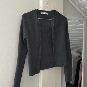 Zara kofta  - Säljer denna superfina koftan ifrån zara då den inte passar mig. Använt dig ca 2 gånger så i super skicka, inga defekter eller så. Den är i storlek m men skulle säga att den passar s och m lika bra. Hör av er vid frågor och intresse😁