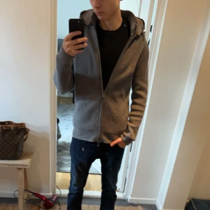 massimo dutti stickad cardigan  - En väldigt fin massimo dutti cardigan  I utmärkt skick 9/10. Använts fåtal gånger, luvan är avtagbar . Ny pris är 2300kr. Modellen är 185cm mvh Nils 