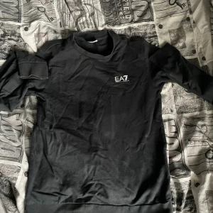 EA7 sweatshirt  - Säljer den då den är för liten och inte kommer till någon användning men fortfarande i ett bra skick
