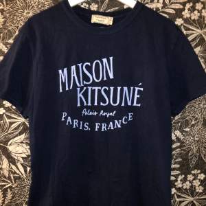 Maison Kitsune T-shirt i storlek M | Inga hål eller defekter | Riktigt fet t shirt som kommer trenda i sommaren.