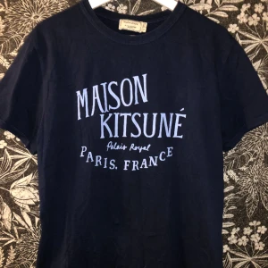 Maison Kitsune T-shirt  - Maison Kitsune T-shirt i storlek M | Inga hål eller defekter | Riktigt fet t shirt som kommer trenda i sommaren.