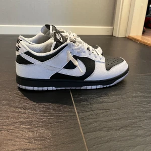 Nike Dunk - Säljer dessa Nike Dunk Low Retro Reverse Panda som är i storlek 44 Skick 9/10 Hör av er vid frågor