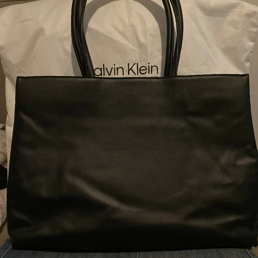 Calvin Klein väska säljs billigt, köpt för 1700kr i nyckick aldrig använd och kommer med speciell Calvin Klein påse. Säljs för 800kr, pris kan diskuteras, kan avhämtas eller skickas via plocks tjänst.. Väskor.
