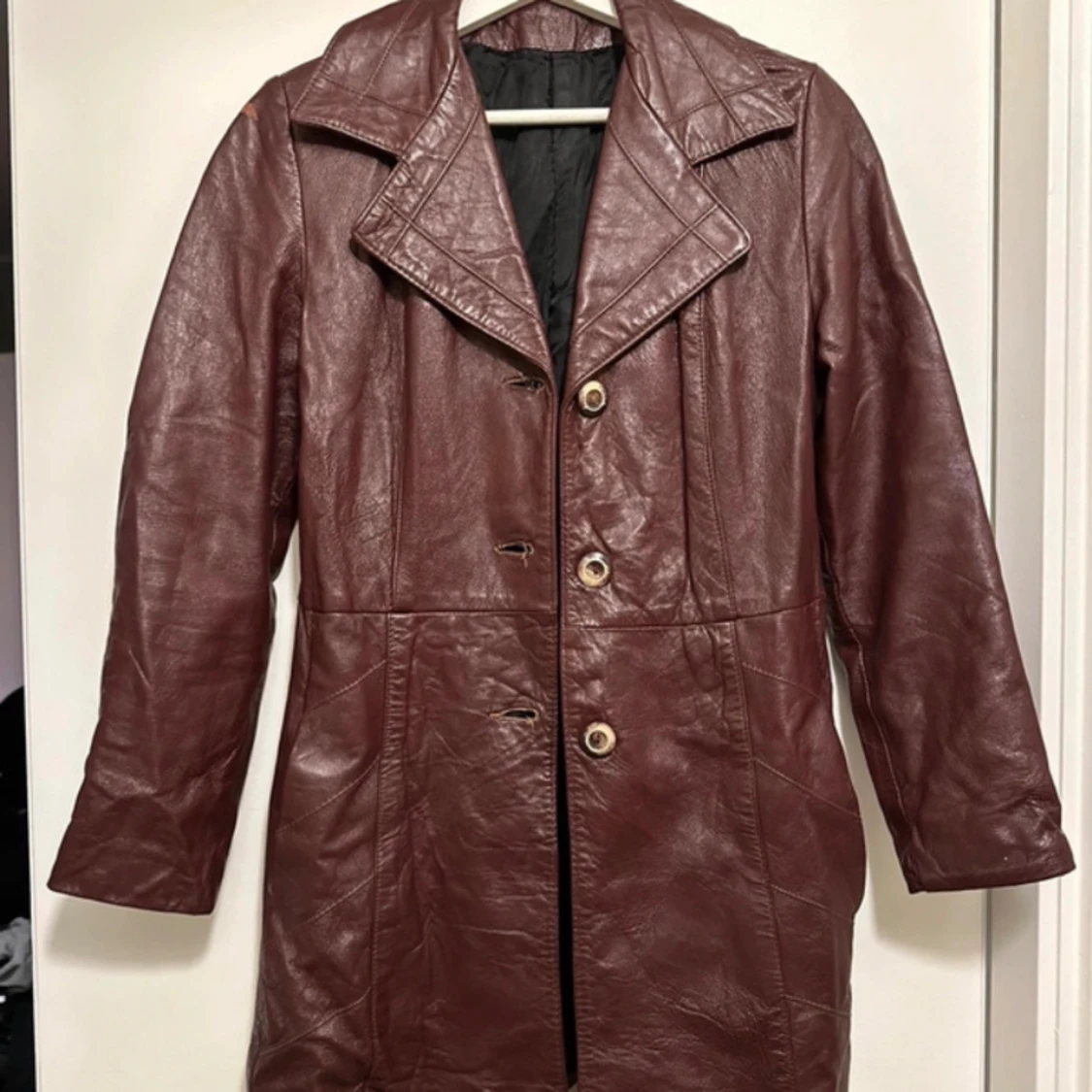 Vinröd läderjacka