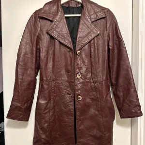 Vinröd läderjacka - Strlk S  Bra skick!!