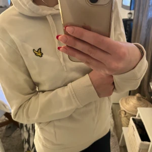 Beige lyle&scott hoddie - Säljer den här söta hoddien! Mycket bra skick då knappt använd 🤍
