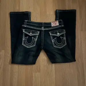 Lågmidjade bootcut true religion jeans med unik stitchning! Skriv för fler frågor:)