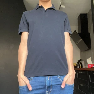 Mörkblå pikétröja  - Säljer en Mörkblå Hugo boss piké bra kvalite 9/10 , använd fåtal gånger, Hör av dig om du har några frågor eller funderingar!